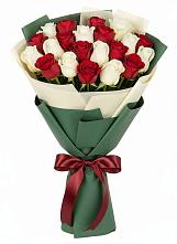 Букет Микс из красных и белых роз в Семендере