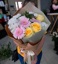 Букет цветов из:  Герберы, Розы и Хризантемы в Семендере
