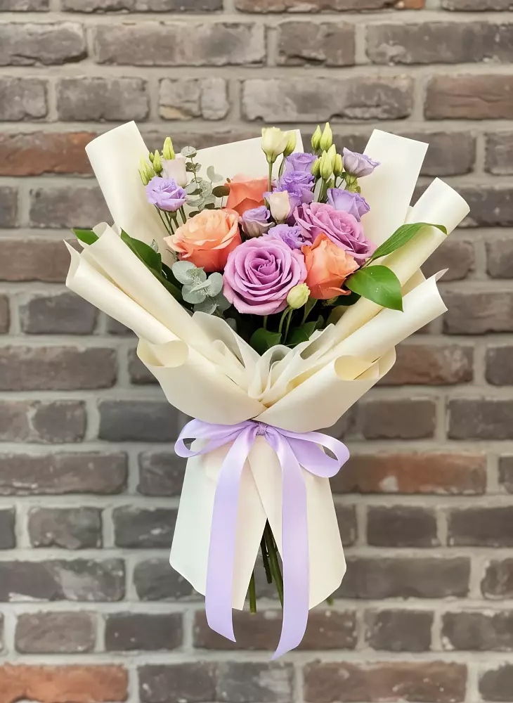 Букет цветов из: Лизиантусы и Розы в Семендере