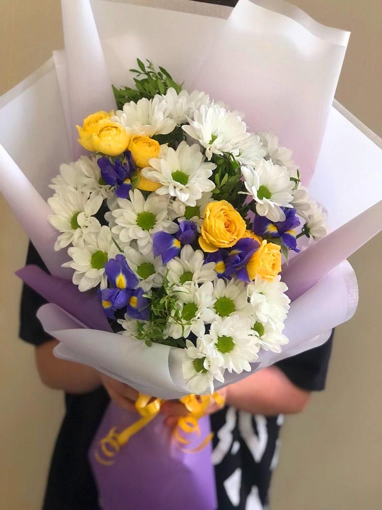 Букет цветов из: Ирисы, Хризантемы и Розы в Семендере