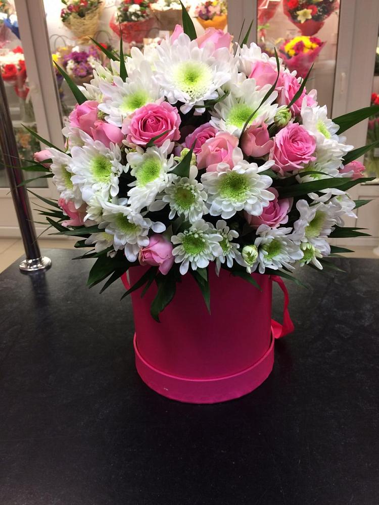 Цветочная композиция из Розы и Хризантемы в шляпной коробке в Семендере