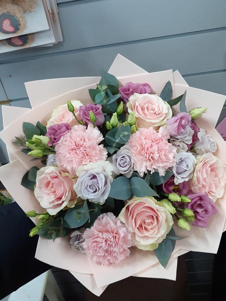 Букет цветов из: Розы, Гвоздики и Лизиантусы в Семендере